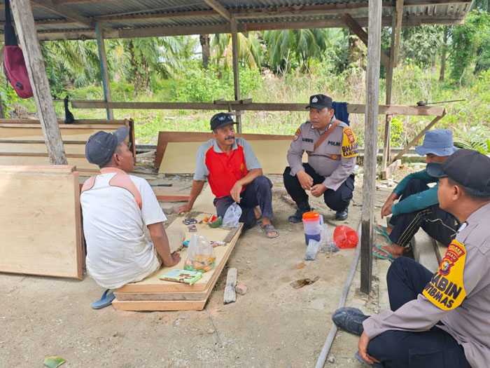 Bhabinkamtibmas Polsek Siak Kecil  Bripka Agus Riyadi dan Bripka Helman Roy melakukan kegiatan sambangi warga di Desa Liang Banir, Kecamatan Siak Kecil, Ahad (10/11/2024).