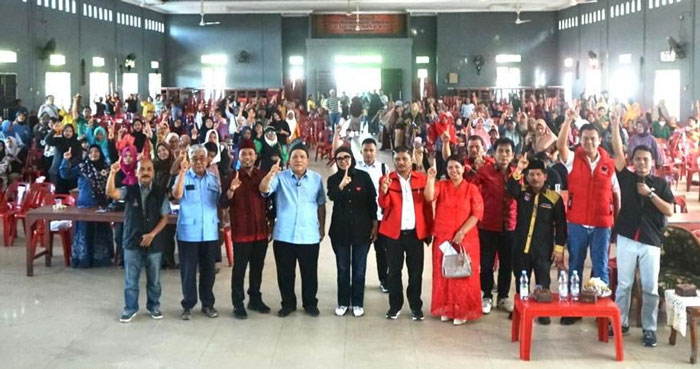 Anggota DPR RI Dewi Juliani dan calon wakil gubernur Riau SF Hariyanto saat kampanye di kota Dumai, Ahad (10/11).