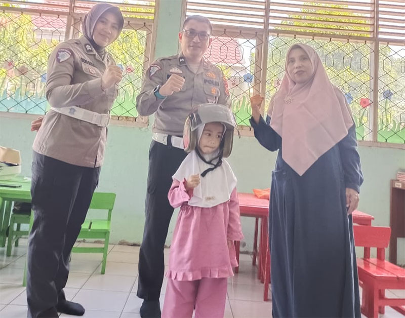 Setelah melakukan peninjauan di Jalan Sudirman, Duri, Personel Satlantas Polres Bengkalis juga menyampaikan pesan keselamatan kepada anak-anak TK di Duri.