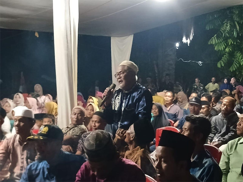 Tokoh masyarakat di Kampung Sungai Tengah, Kecamatan Sabakauh, Kademo (75), mendoakan Irving Kahar Arifin terpilih menjadi Bupati Siak dalam kampanye dialogis, Sabtu (9/11/2024).