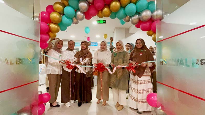 Penggun&shy;tingan pita saat peluncuran Wellness Center milik RS Awal Bros Panam, belum lama ini.