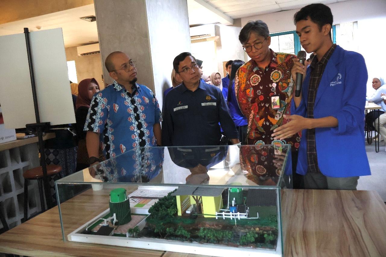 Perwakilan SKK Migas Sumbagut sedang berdiskusi dengan mahasiswa penerima Beasiswa Prestasi PHR di Universitas Pertamina.