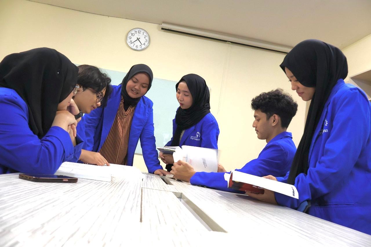 Mahasiswa penerima Beasiswa Prestasi PHR tengah berdiskusi.