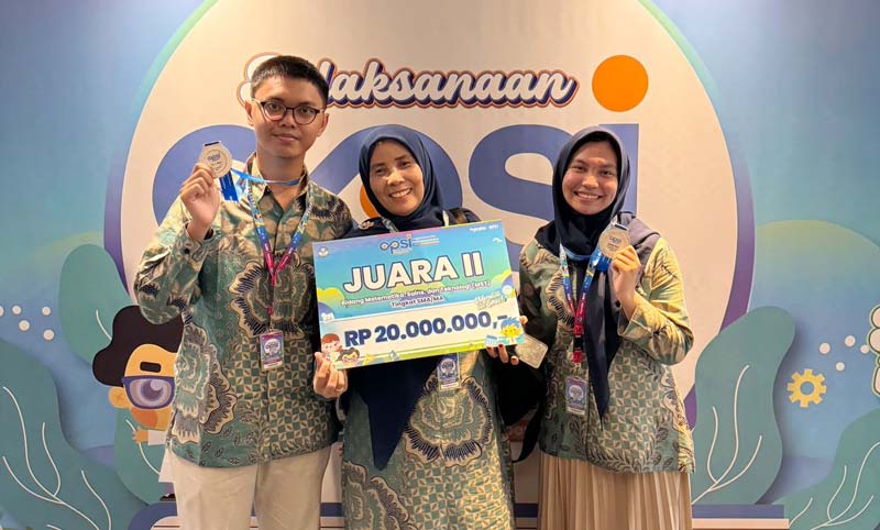 Siswa SMAN 8 Pekanbaru peraih perak pada lomba OPSI M Naufal Syafiq, Keysha Zikra Aurellia bersama guru pembimbing Asnita Wati, Ahad (10/11/2024).