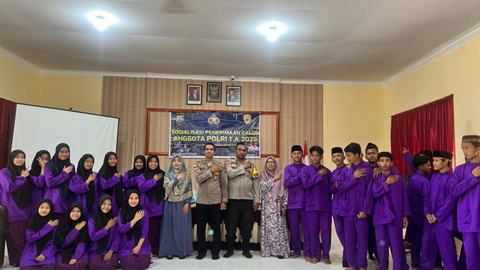 KUNJUNGI SEKOLAH: Melalui Program Polisi Masuk Sekolah, Kanit Binmas bersama personel Bhabinkamtibmas Rupat mengunjungi sejumlah sekolah di Kecamatan Rupat.