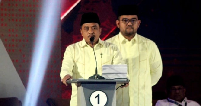 Paslon Bupati Kampar Repol-Rahmad Jevary Juniardo pada momen debat publik perdana yang digelar di Hotel Labersa, baru-baru ini.