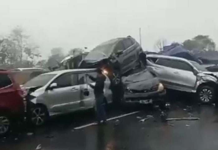 Sejumlah kendaraan yang mengalami kecelakaan di Tol Cipularang.