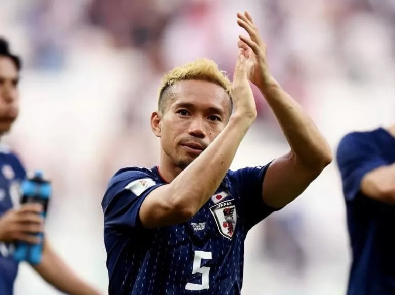 Pemain senior Timnas Jepang Yuto Nagatomo saliang ouji dengan Ketua Umum PSSI, Erick Thohir. Kedaunya punya relasi yang baik saat di Inter MIlan.