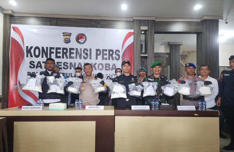 Kapolres Kepulauan Meranti AKBP Kurnia Setyawan didampingi Kasat Resnarkoba Iptu Suryawan Fadlin, perwakilan bea cukai, dan Satpolair memperlihatkan barang bukti sabu