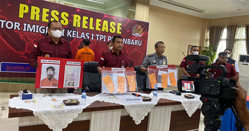 Kepala Kantor Imigrasi Kelas I Pekanbaru Hubertus HM, menunjukkan barang bukti perkara tidak pidana keimigrasian oleh WN Singapura berinisial KC, Selasa (12/11/2024).