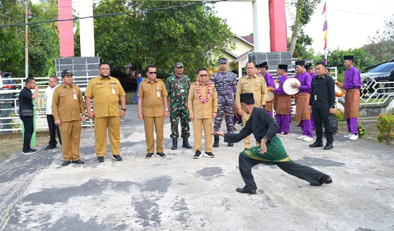 Pjs Bupati Bengkalis Akhmad Sudirman Tavipiyono disambut pencak silat saat berkunjung ke Kecamatan Rupat Utara, Senin (11/11/2024).