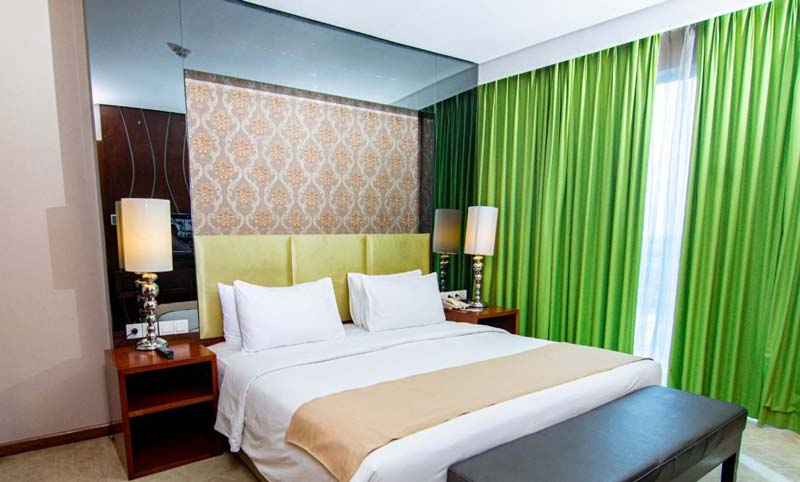 Suasana kamar type suite di Swiss-Bellinn SKA Pekanbaru yang nyaman dengan interior mewah.