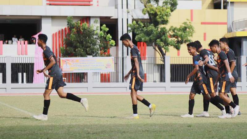 Para pemain Pra-Popnas Riau saat merayakan gol usai membobol gawang Sumatera Barat di Lapangan UNP Padang, Senin (11/11/2024).