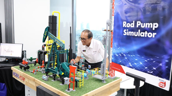 Tim IT PHR sedang menerangkan mekanisme kerja Road Pump Simulator kepada sejumlah awak media yang hadir di acara PHR Digital Day 2024 di Jakarta, Senin (11/11/2024).