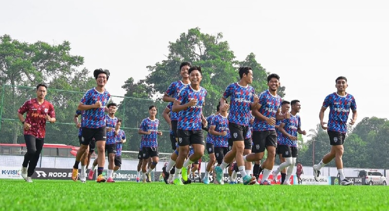 Skuad PSPS Pekanbaru saat menjalani sesi latihan di Jakarta, baru-baru ini.