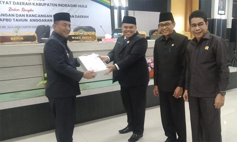 Plt Bupati Inhu, Drs Junaidi Rachmat MSi menyerahkan nota keuangan dan rancangan peraturan daerah tentang APBD tahun anggaran 2025 kepada Ketua DPRD Inhu, Sabtu Pradansyah Sinurat