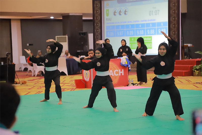 Atlet Riau Mazayana Salwa Zatadini, Nurul Syafika, dan Zahfira Khairani saat tampil dalam final regu putri Pra-Popnas yang digelar di Aula Hotel Truntum, Padang, Rabu (13/11/2024).