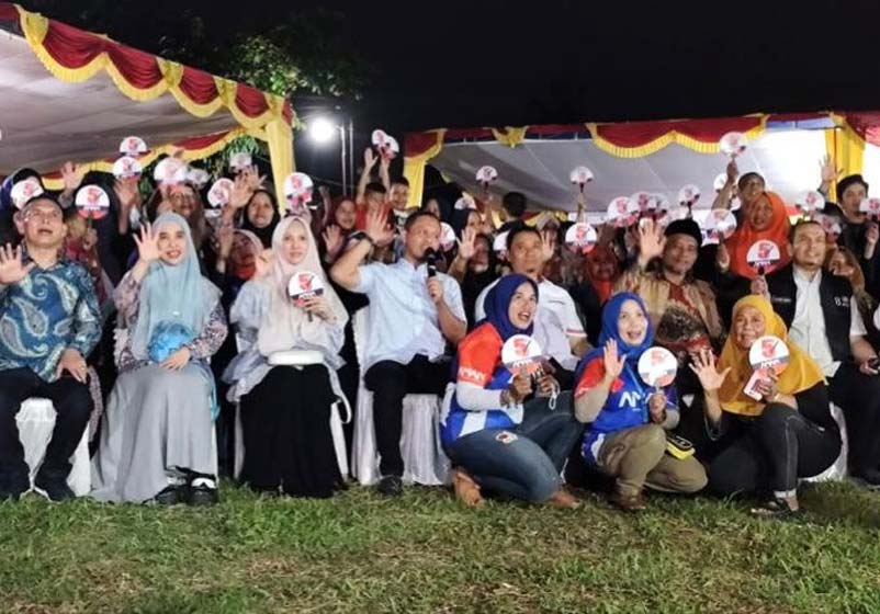 Calon Wali Kota dan Wakil Wali Kota nomor urut 5 Agung Nugroho-Markarius Anwar berfoto bersama warga usai kampanye dialogis, baru-baru ini.