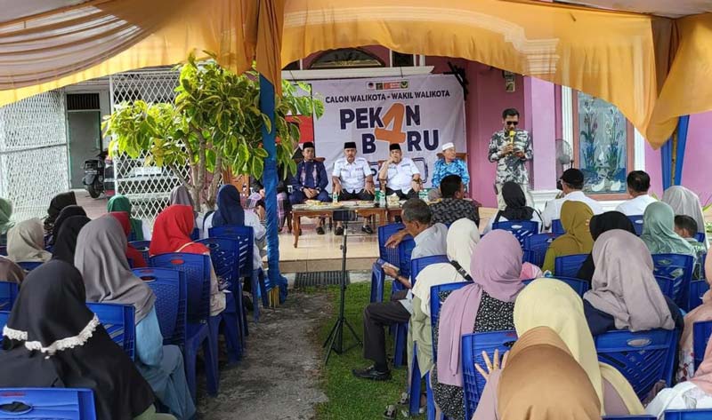 Calon Wali Kota dan Wakil Wali Kota nomor urut 4 Edy Nasution-Dastrayani Bibra saat kampanye dialogis di Kecamatan Marpoyan Damai, baru-baru ini.