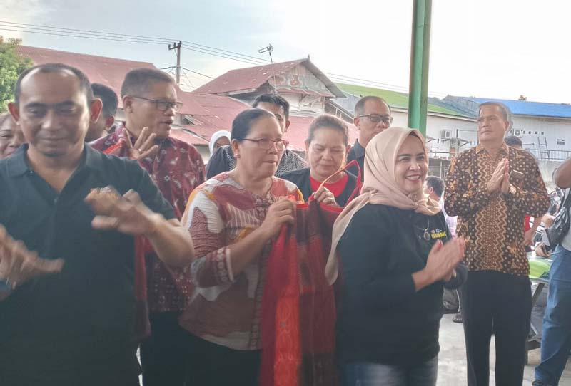 Pemasangan ulos kepada calon Wali Kota dan Wakil Wali Kota nomor urut 3 Ida Yulita Susanti-Kharisman Risanda di Kecamatan Rumbai, Selasa (5/11/2024).