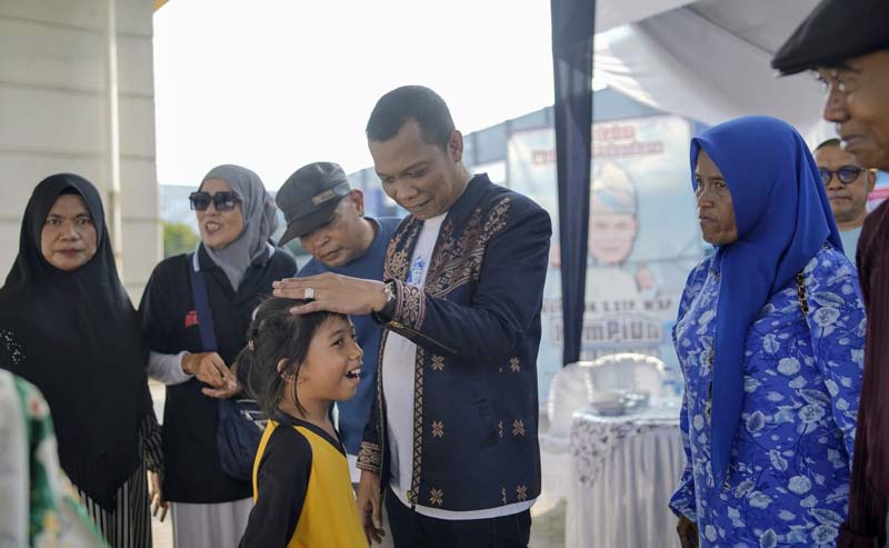 Calon Wali Kota Pekanbaru nomor urut 1 Muflihun mengusap kepala anak di Kecamatan Senapelan usai kampanye, baru-baru ini.