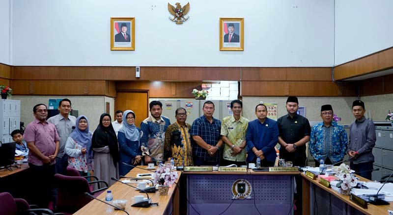 Pimpinan dan anggota Komisi I DPRD Riau foto bersama dengan Dinas PMD Dukcapil Riau. HUMAS DPRD RIAU