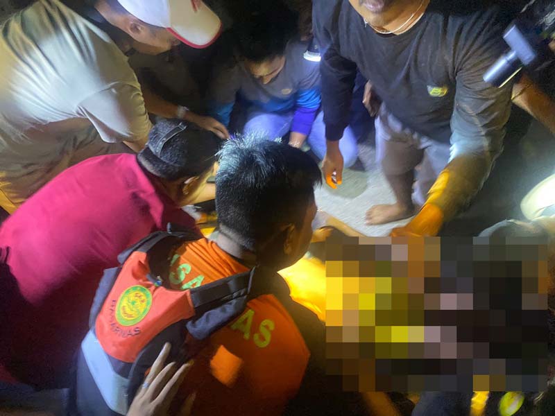 Tim SAR gabungan mengevakuasi korban yang tenggelam di Selat Bengkalis di depan Pelabuhan Pasar Sungai Selari, Sungai Pakning, Bengkalis, Senin (11/11/2024)