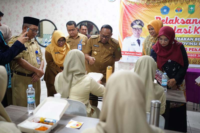 Pj Gubri Rahman Hadi meninjau kegiatan simulasi makan bergizi gratis di SMKN 3 Pekanbaru, Selasa (12/11/2024).