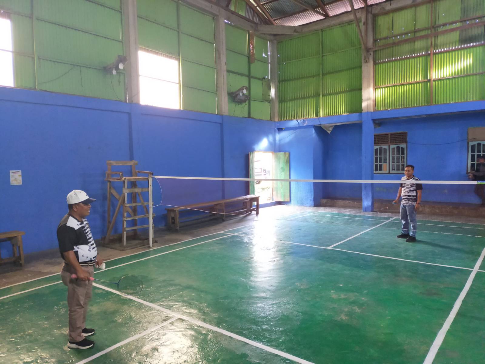 Kadisdikpora Kampar H Aidil SH MSi membuka turnamen Badminton antar kecamatan se-kabupaten Kampar, di desa Tanjung kecamatan Koto Kampar Hulu, Selasa (12/11/2024).