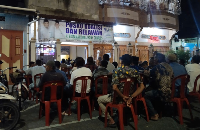 Warga nonton bareng  siaran debat publik Paslon Bupati dan Wabup Rohil 2024 yang disiarkan Riau Televisi, di Bagansiapiapi, Selasa (12/11/2024) malam.