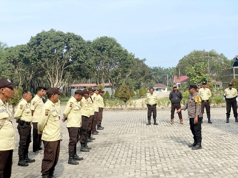 Kapolsek Bonai Darussalam Iptu Romi Yendri diwakili personel Bhabinkamtibmas Desa Bonai Aiptu Pahrial SH memberikan arahan dalam giat cooling system bersama securiti di Kantor Sekuriti PT RAS.