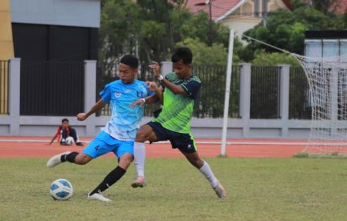 Pemain Riau (kanan) dan Babel berebut bola dalam pertandingan Pra-Popnas Zona I Sumatera 2024 di Lapangan UNP Padang, Rabu (13/11/2024).