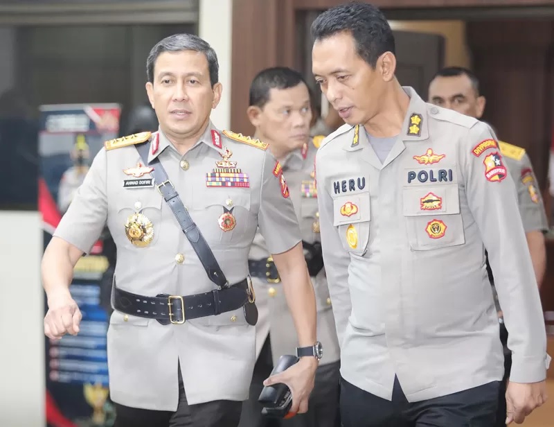 Komjen Ahmad Dofiri (kiri) resmi menjadi Wakapolri.