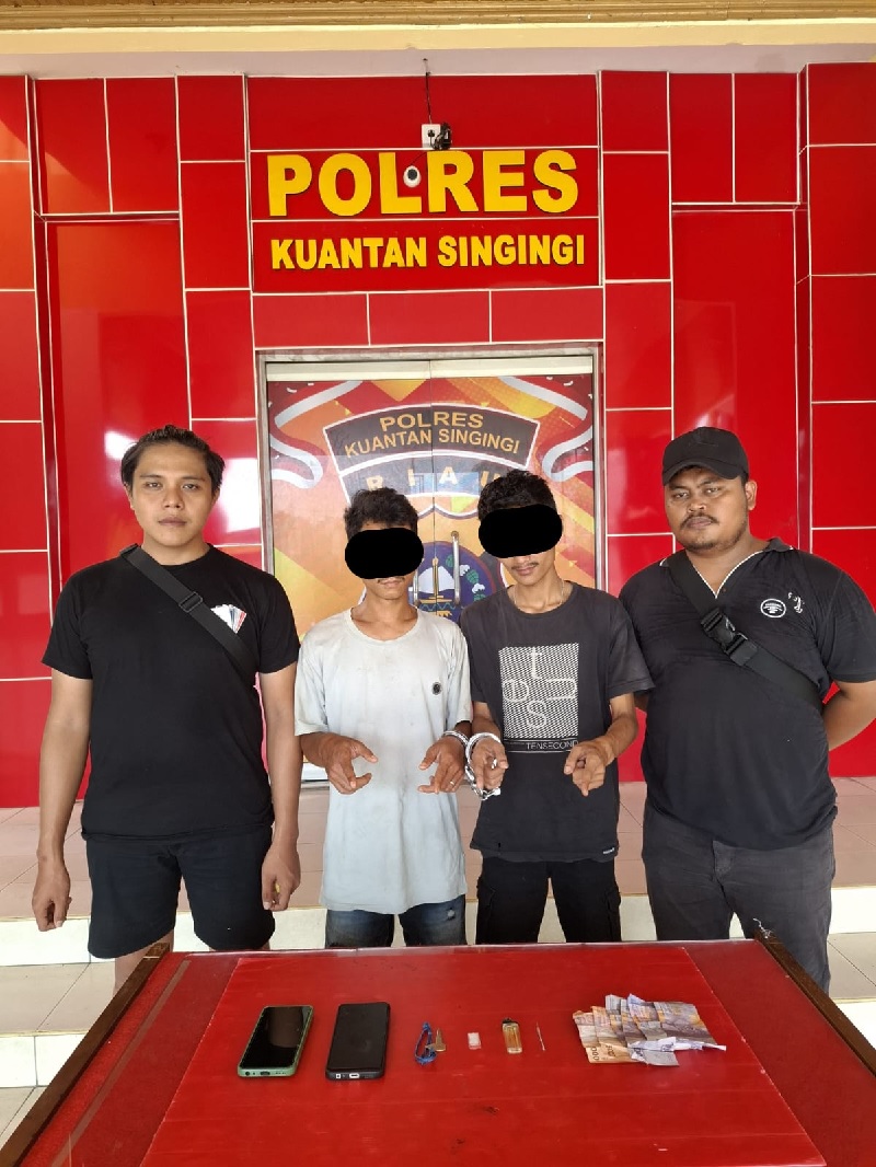 Satres Narkoba Polres Kuansing mengamankan dua orang tersangka pembawa sabu, Selasa (12/11/2024).