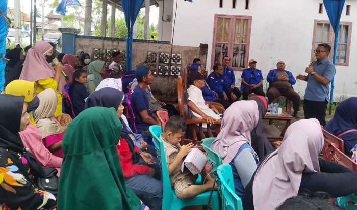 Anggota DPRD Riau, Dodi Saputra berdialog dengan warga pada saat kegiatan reses di Kelurahan Bagan Punak, Bangko, Rabu (13/11/2024).