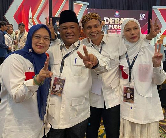Calon bupati dan wakil bupati Kampar nomor urut dua Yusri-Rinto Pramono bersama istri mengajak masyarakat meramaikan kampanye akbar di Lapangan Mardeka Bangkinang.