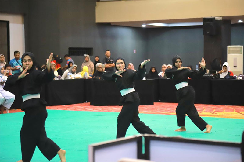Atllet pencak silat Riau saat tampil di di Ballroom Hotel Truntum Padang, Rabu (13/11/2024).