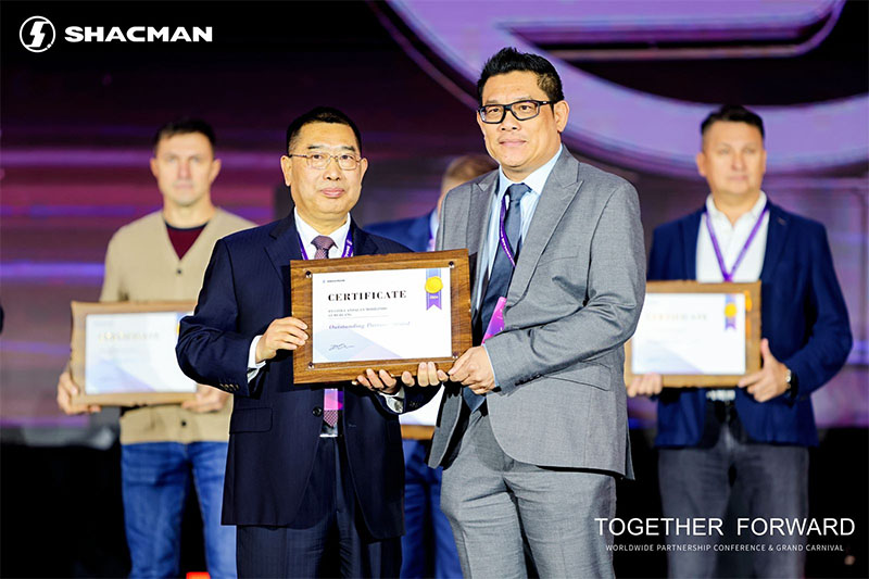 Chairman of Shaanxi Automobile Holding Group Yuan Hongming (kiri) menyerahkan Outstanding Partner Award 2024 produsen Truck Shacman kepada Dirmanto Chang, Presiden Direktur PT MC Group di Xi