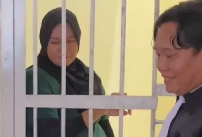 Seorang ibu beranak dua bernama Novi di penjara selama 1 tahun 2 bulan gegara melakukan penyiraman air keras.