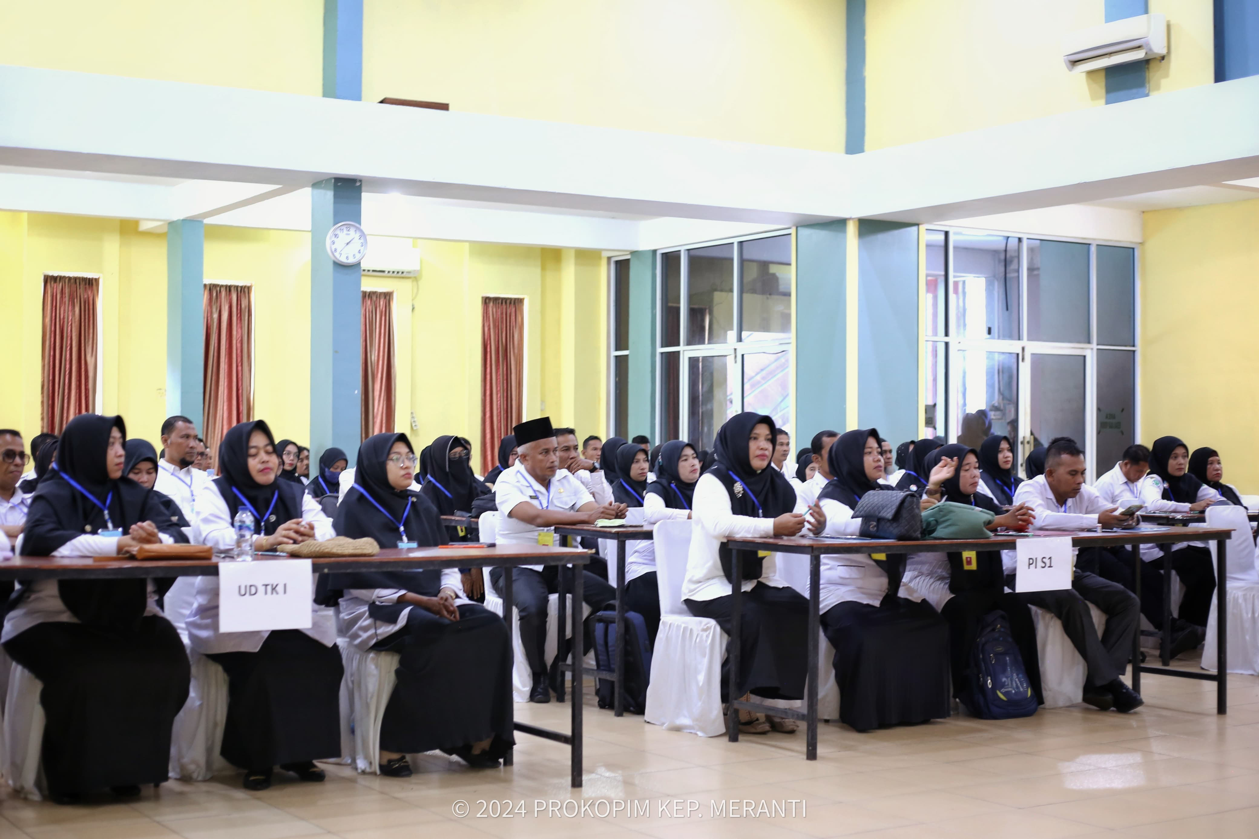 Puluhan PNS Kepulau Meranti mengikuti ujian dinas dan penyesuaian ijazah bagi aparatur sipil negara (ASN).