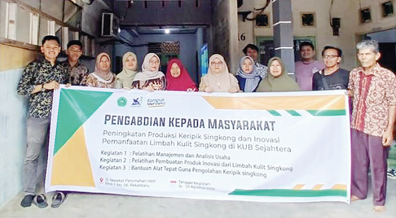 Tim pengabdian kepada masyarakat Universitas Lancang Kuning foto bersama peserta pelatihan Kelompok Usaha Bersama Sejahtera Kecamatan Tenayanraya usai kegiatan pelatihan pemanfaatan limbah kulit singkong, baru-baru ini.