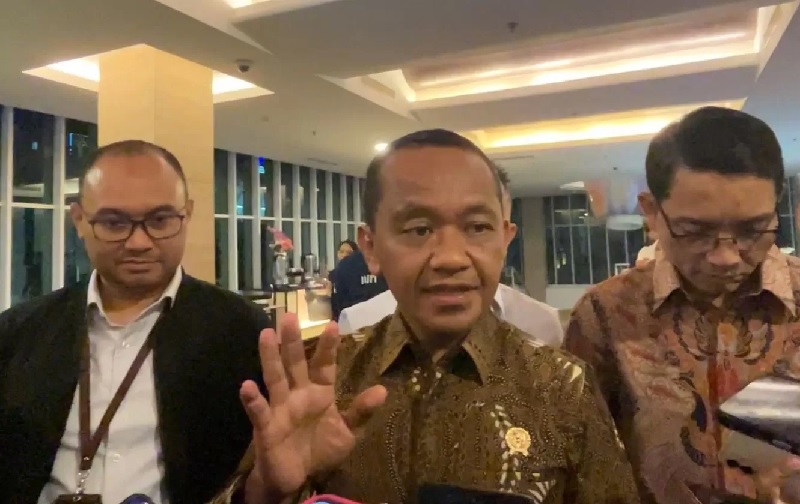Bahlil Lahadalia mengatakan bahwa gelar doktornya bukan ditangguhkan Universitas Indonesia, tapi karena memang wisudanya masih akan berlangsung pada Desember mendatang.