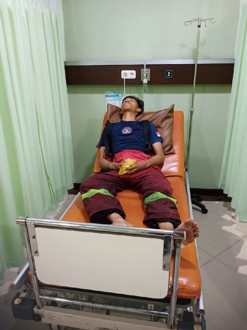 Personel fire fighter DPKP Kota Pekanbaru, Habib Gautama terbaring dalam perawatan usai tertusuk paku saat melakukan pemadaman kebakaran, Selasa (5/11/2024).
