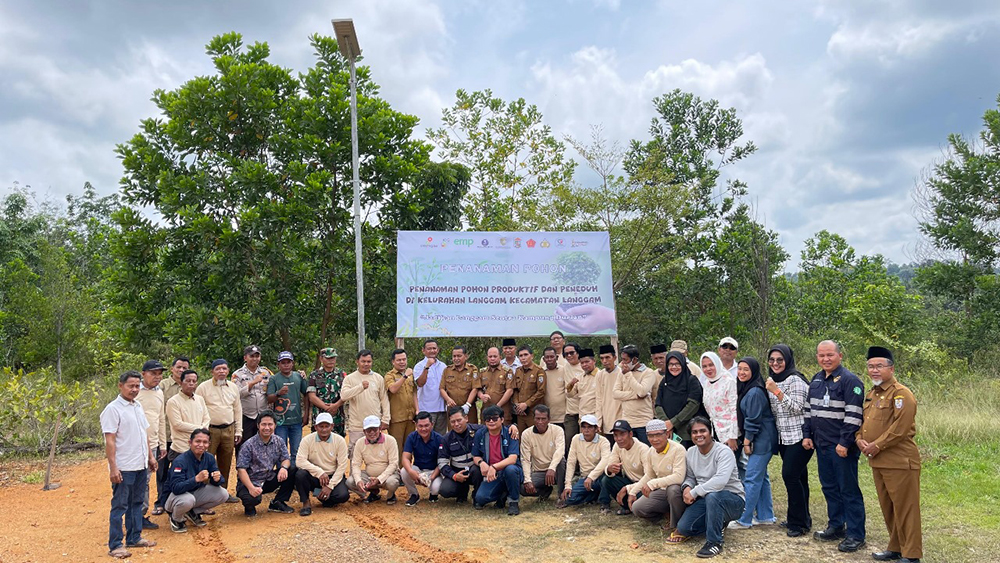 EMP Bentu Limited dan PT EMP Tunas Energi beserta mitra kerja melakukan penanaman pohon buah dan tanaman lainnya di Kelurahan Langgam, 12  November 2024. Program ini merupakan bagian dari visi menjadikan Langgam sebagai Kampung Durian di wilayah Kabupaten