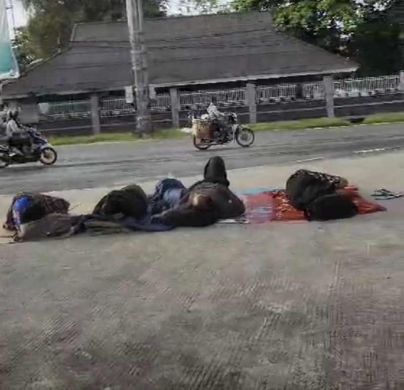 Sejumlah gelandangan tidur di bawah flyover Pasar Pagi Arengka hingga kesiangan pada Rabu (13/11/2024).