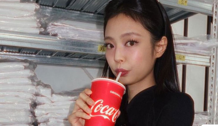 Unggahan foto Jennie BLACKPINK minum Coca Cola, foto itu sudah dihapus.