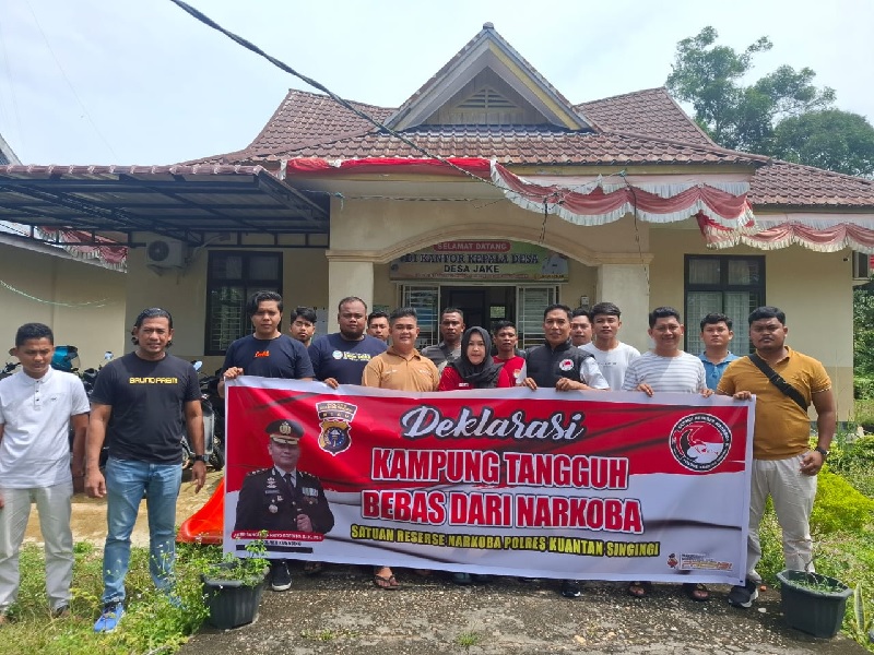 Satres Narkoba Kuansing bersama masyarakat Desa Jake Deklarasi Kampung Bebas Narkoba, Rabu (13/11/2024).