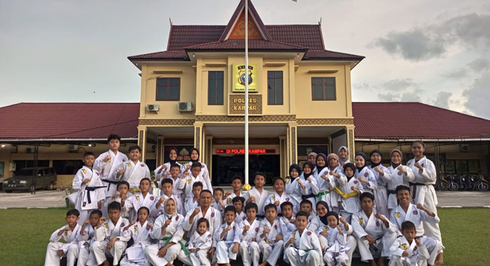 Atlet Inkanas Kabupaten Kampar foto bersama usai latihan di halaman Mapolres Kampar, Bangkinang, Kamis (14/11/2024).