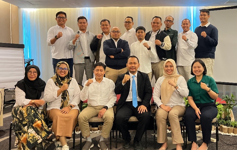 Regional Lead Sumatera, Dendi Satria Buana (bawah kemeja putih panjang) foto bersama tenaga ahli utama KSP RI Ridlwan Habib yang jadi narasumber dan tim komunikasi Tanoto Foundation Riau.