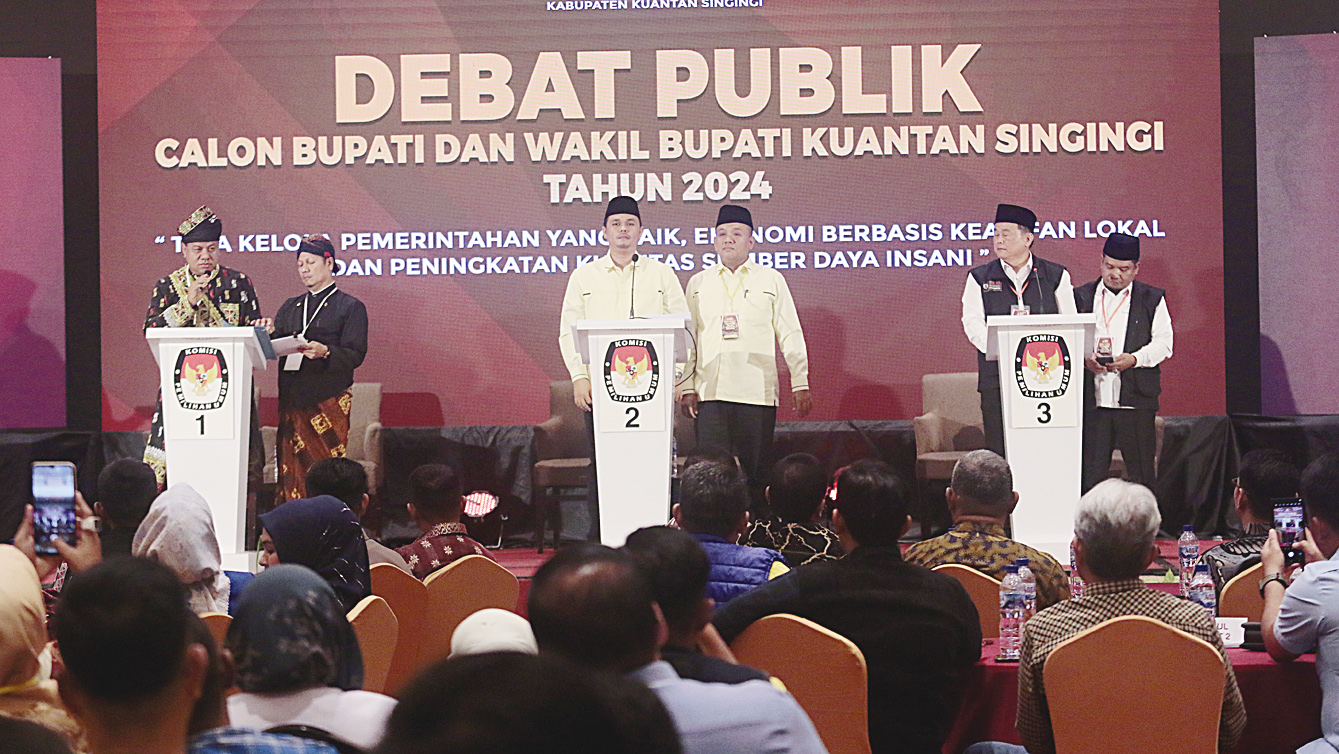 Pasangan Calon Bupati dan Wakil Bupati Kuansing nomor urut 1 Suhardiman Amby-Muklisin (kiri), nomor urut 2 Adam-Sutoyo (tengah), dan nomor urut 3 Halim-Sardiyono saat mengikuti debat publik  di Grand Ballroom Hotel Premiere, Pekanbaru, Kamis (14/11/2024).